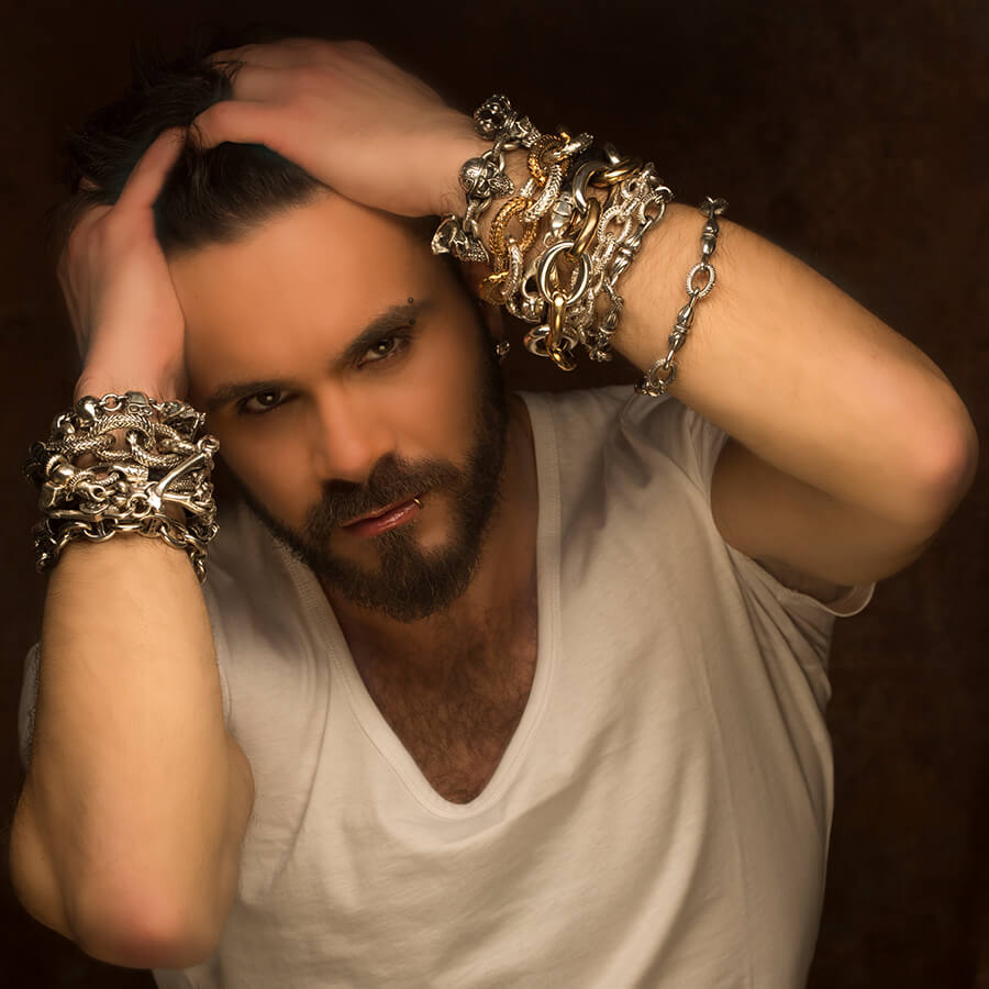 Herr mit verschiedenen Skull Jewels Armbändern 