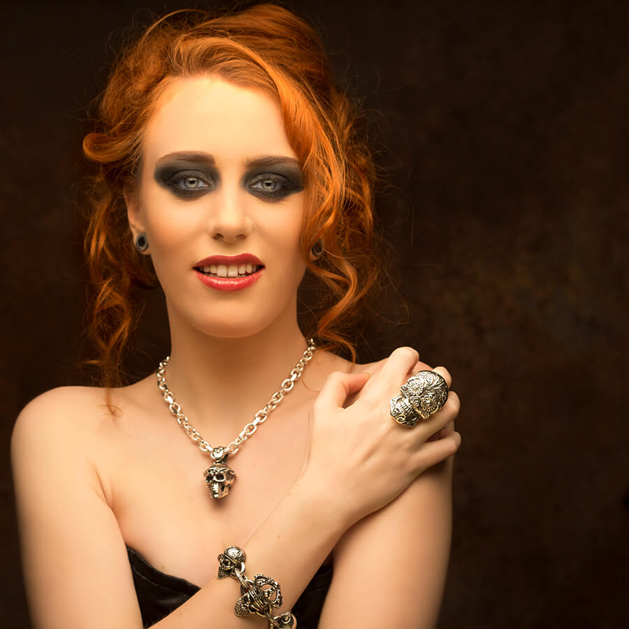 Dame mit verschiedenen Skull Jewels Accessoires 