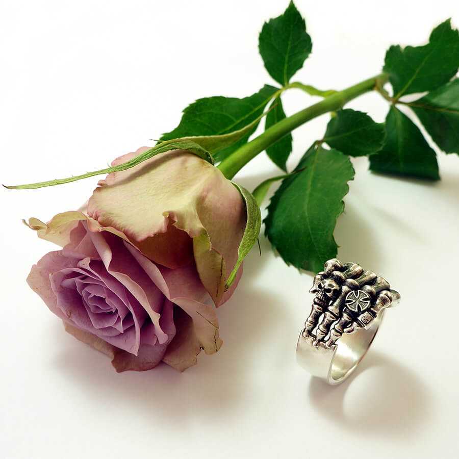 Skull Jewels Ring mit Rose daneben